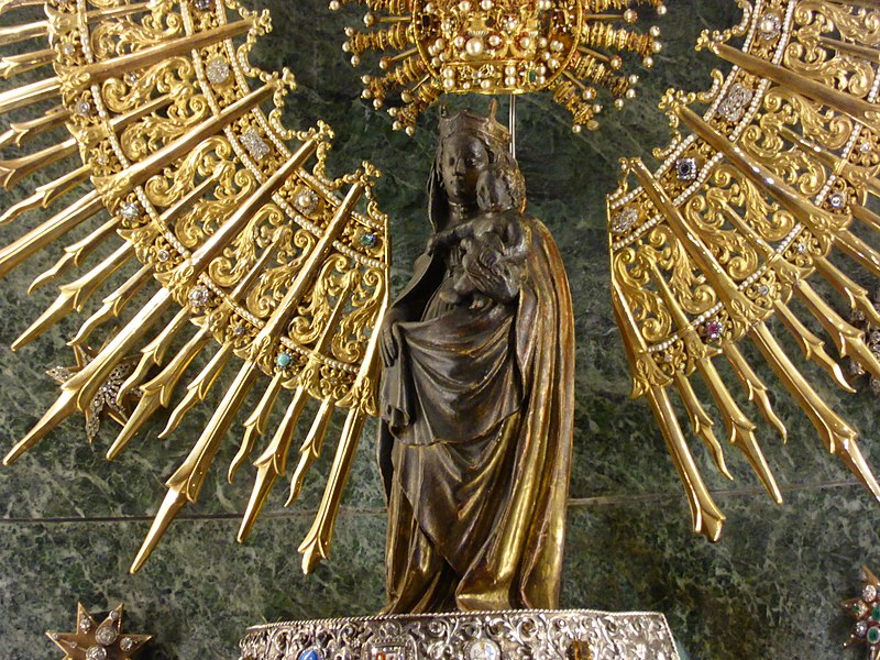 800px-Escultura_de_la_Virgen_del_Pilar,_en_la_Basílica_del_Pilar_de_Zaragoza,_España,_Spain